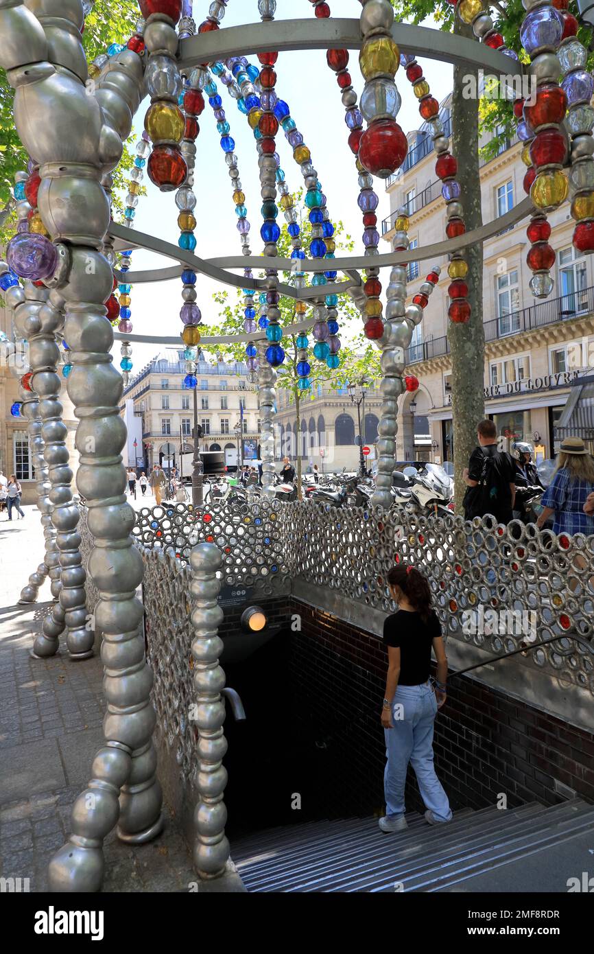 Kiosque des Noctambules U-Bahn-Eingang Palais Royal-Musee du Louvre entworfen von Jean Michel Othoniel am Place Colette. Paris. Frankreich Stockfoto