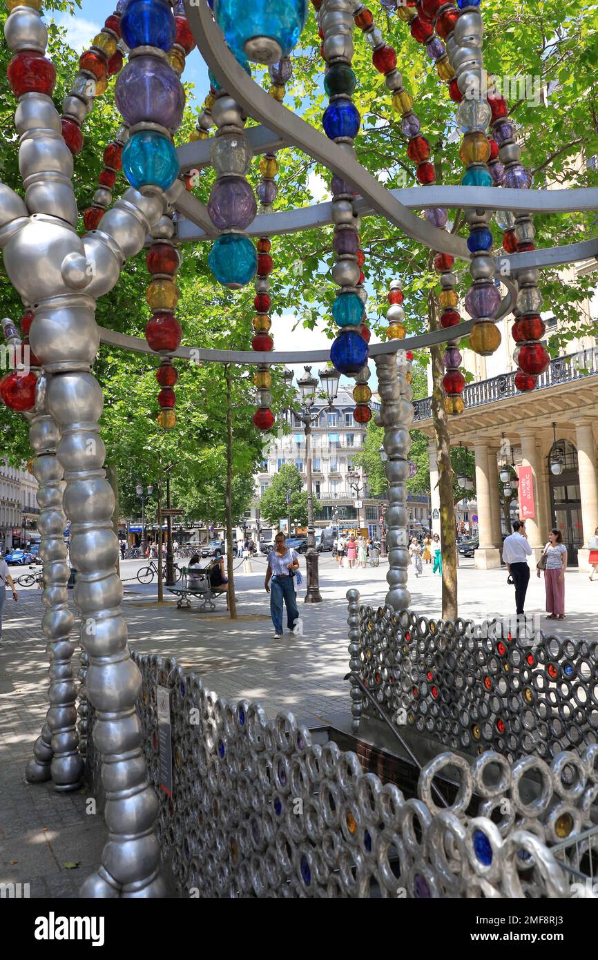 Kiosque des Noctambules U-Bahn-Eingang Palais Royal-Musee du Louvre entworfen von Jean Michel Othoniel am Place Colette. Paris. Frankreich Stockfoto