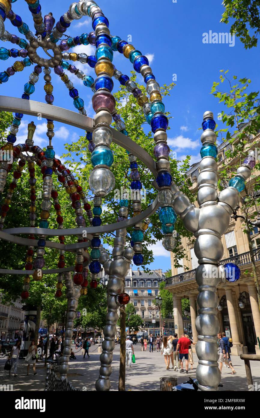 Ein geschlossener Blick auf Kiosque des Noctambules der Palais Royal-Musee du Louvre U-Bahn Eingang entworfen von Jean Michel Othoniel am Place Colette. Paris. Frankreich Stockfoto