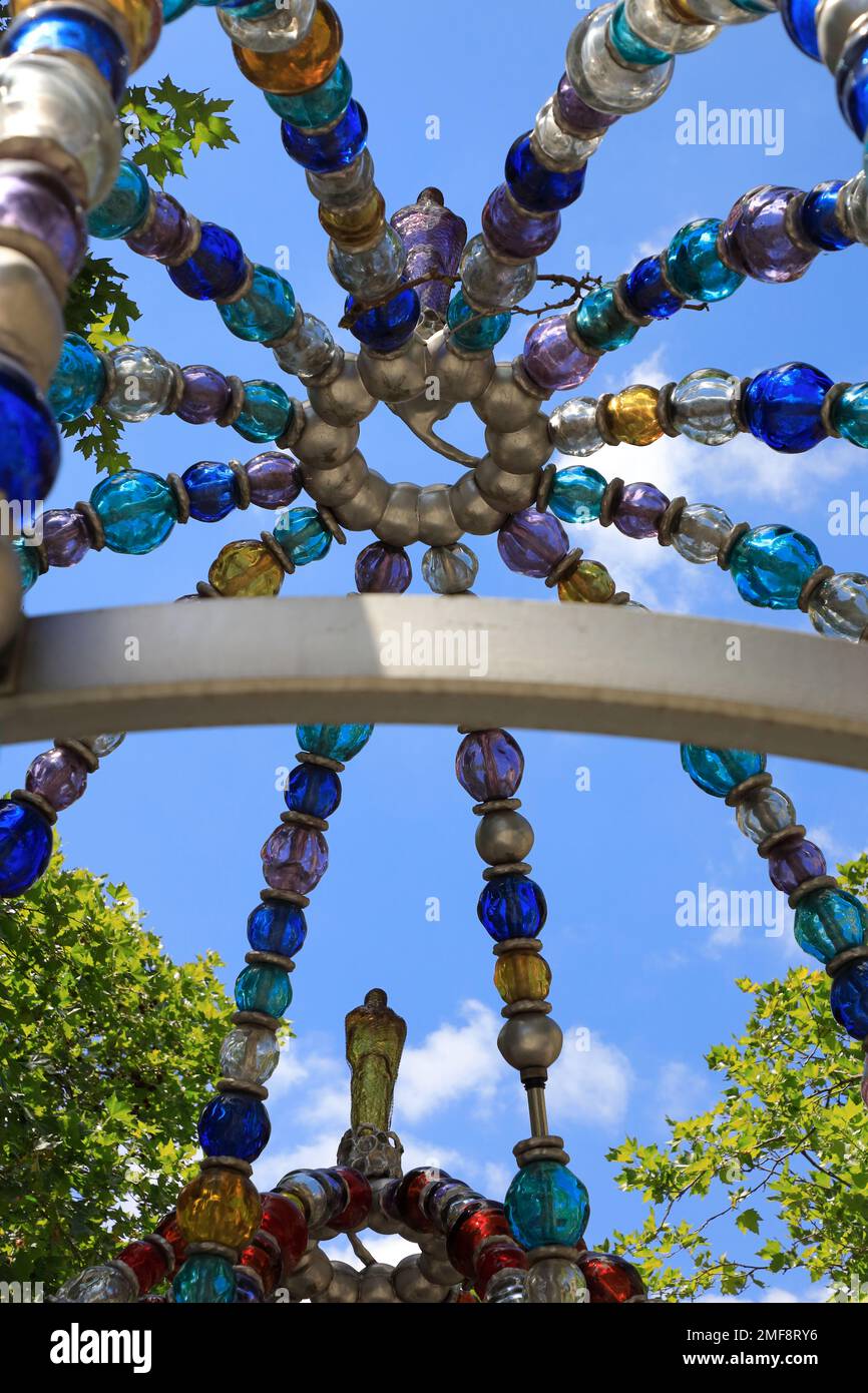 Ein geschlossener Blick auf Kiosque des Noctambules der Palais Royal-Musee du Louvre U-Bahn Eingang entworfen von Jean Michel Othoniel am Place Colette. Paris. Frankreich Stockfoto