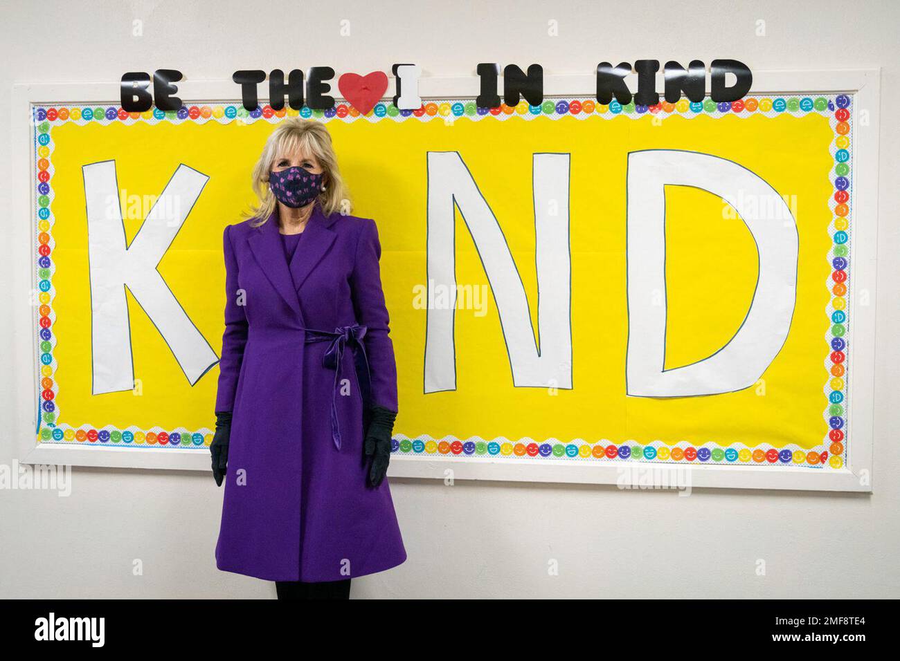 Bericht: First Lady Jill Biden posiert für ein Foto als das "i" in Art Montag, den 15. März 2021, während ihrer Tour in der Samuel Smith Grundschule in Burlington, New Jersey Stockfoto