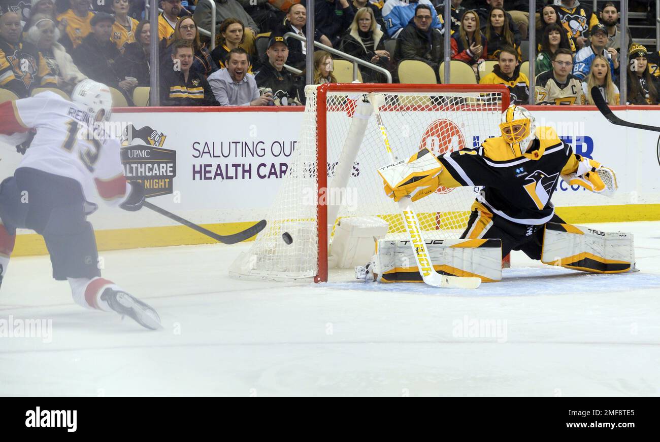 Pittsburgh, Usa. 24. Januar 2023. Das Florida Panthers Center Sam Reinhart (13) schießt und schießt am Dienstag, den 24. Januar 2023, in der PPG Paints Arena in Pittsburgh auf den Torwart der Pittsburgh Penguins Casey DeSmith (1). Foto: Archie Carpenter/UPI Credit: UPI/Alamy Live News Stockfoto