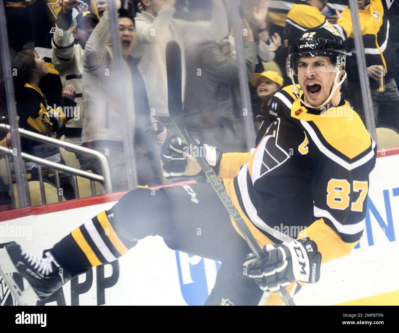 Pittsburgh, Usa. 24. Januar 2023. Pittsburgh Penguins Center Sidney Crosby (87) feiert sein zweites Tor gegen die Florida Panthers in der PPG Paints Arena in Pittsburgh am Dienstag, den 24. Januar 2023. Foto: Archie Carpenter/UPI Credit: UPI/Alamy Live News Stockfoto
