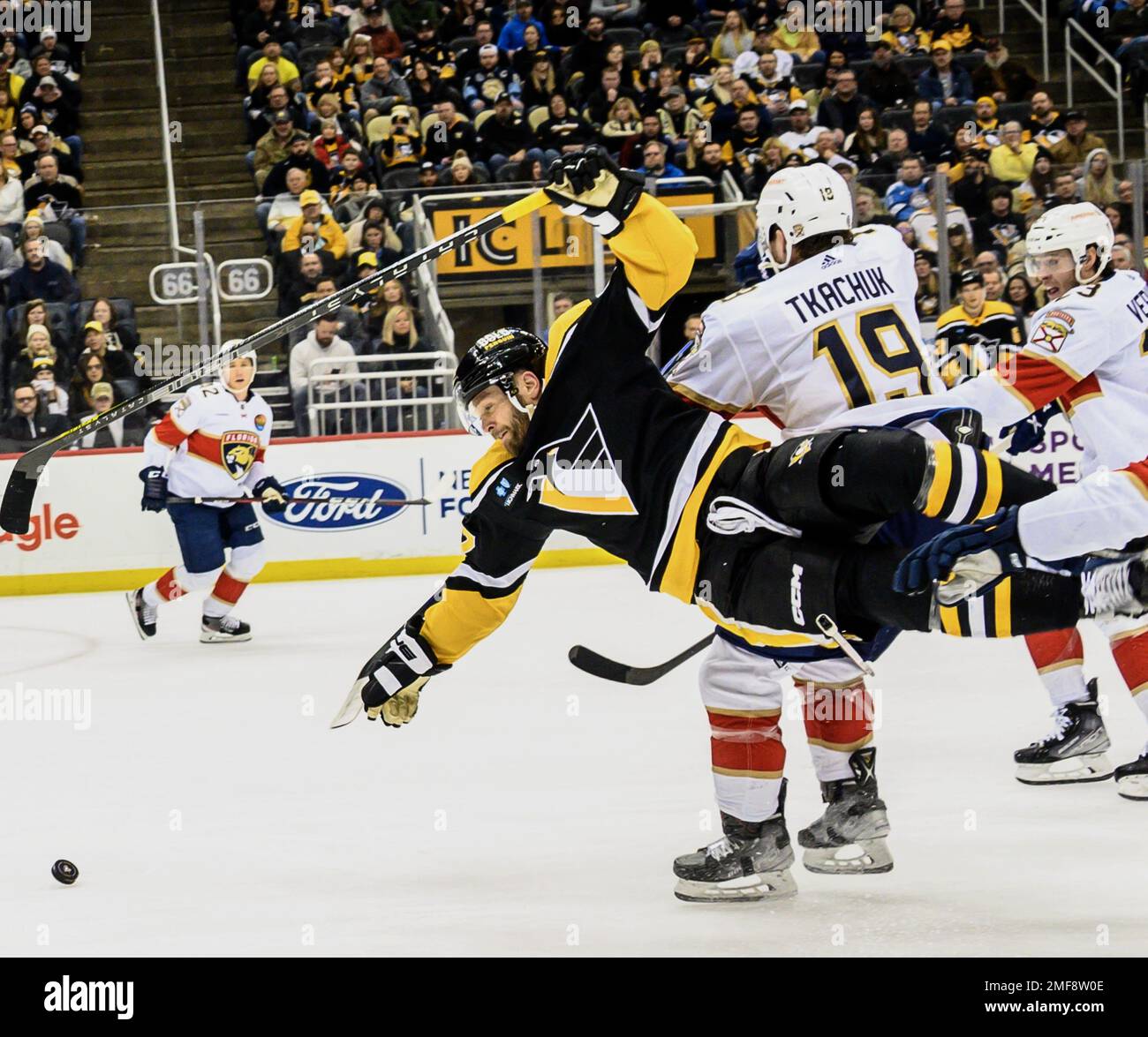 Pittsburgh, Usa. 24. Januar 2023. Pittsburgh Penguins Right Wing Bryan Rust (17) fliegt zum Eis, und Florida Panthers Left Wing Matthew Tkachuk (19) erhält während des zweiten Zeitraums in der PPG Paints Arena in Pittsburgh am Dienstag, den 24. Januar 2023 eine Strafe. Foto: Archie Carpenter/UPI Credit: UPI/Alamy Live News Stockfoto