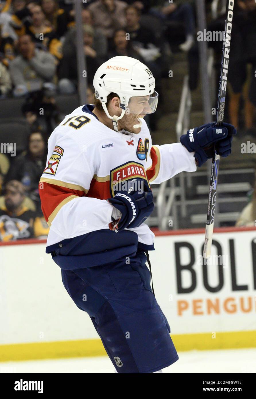 Pittsburgh, Usa. 24. Januar 2023. Florida Panthers Left Wing Matthew Tkachuk (19) feiert sein Tor in der ersten Periode gegen die Pittsburgh Pinguins in der PPG Paints Arena in Pittsburgh am Dienstag, den 24. Januar 2023. Foto: Archie Carpenter/UPI Credit: UPI/Alamy Live News Stockfoto