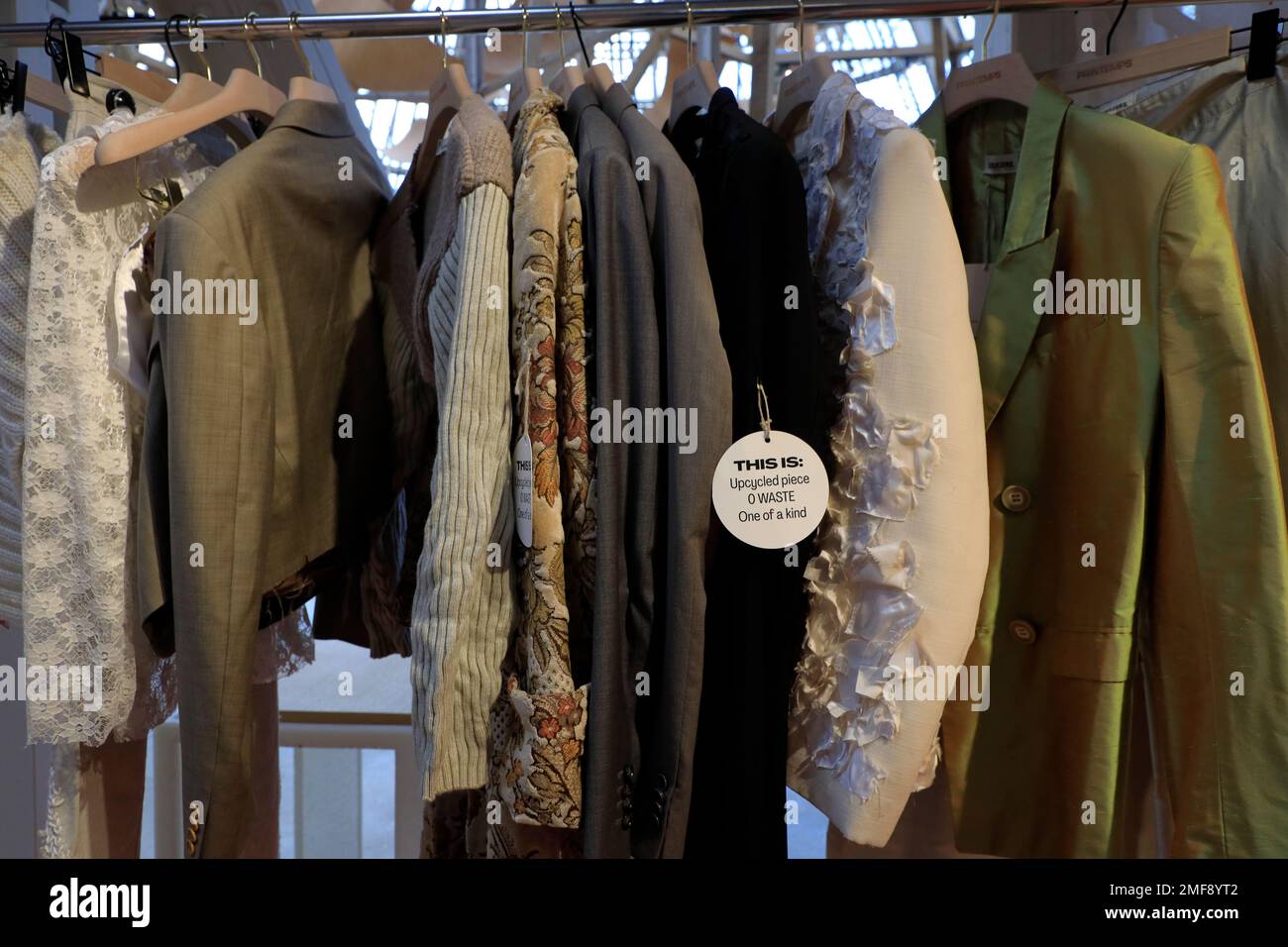 In einem Pop-up-Second-Hand-Laden im 7ieme Ciel (Siebter Himmel) im 7. Stock des Kaufhauses Au Printemps Haussmann werden Vintage-Klamotten ausgestellt. Paris. Frankreich Stockfoto