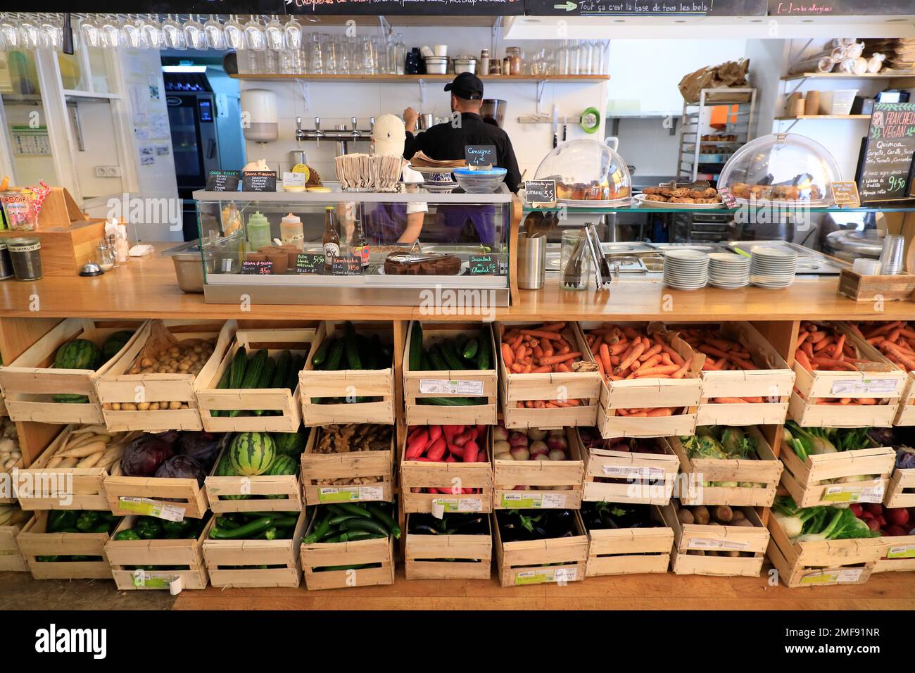 Das Restaurant Le Bichat mit Blick auf das Innere des Gebäudes, ein umweltfreundliches und vegetarisches Restaurant, das im 10. Arrondissement von Paris Speisen und Getränke aus biologischem Anbau und vom Bauernhof bis zum Tisch serviert Stockfoto