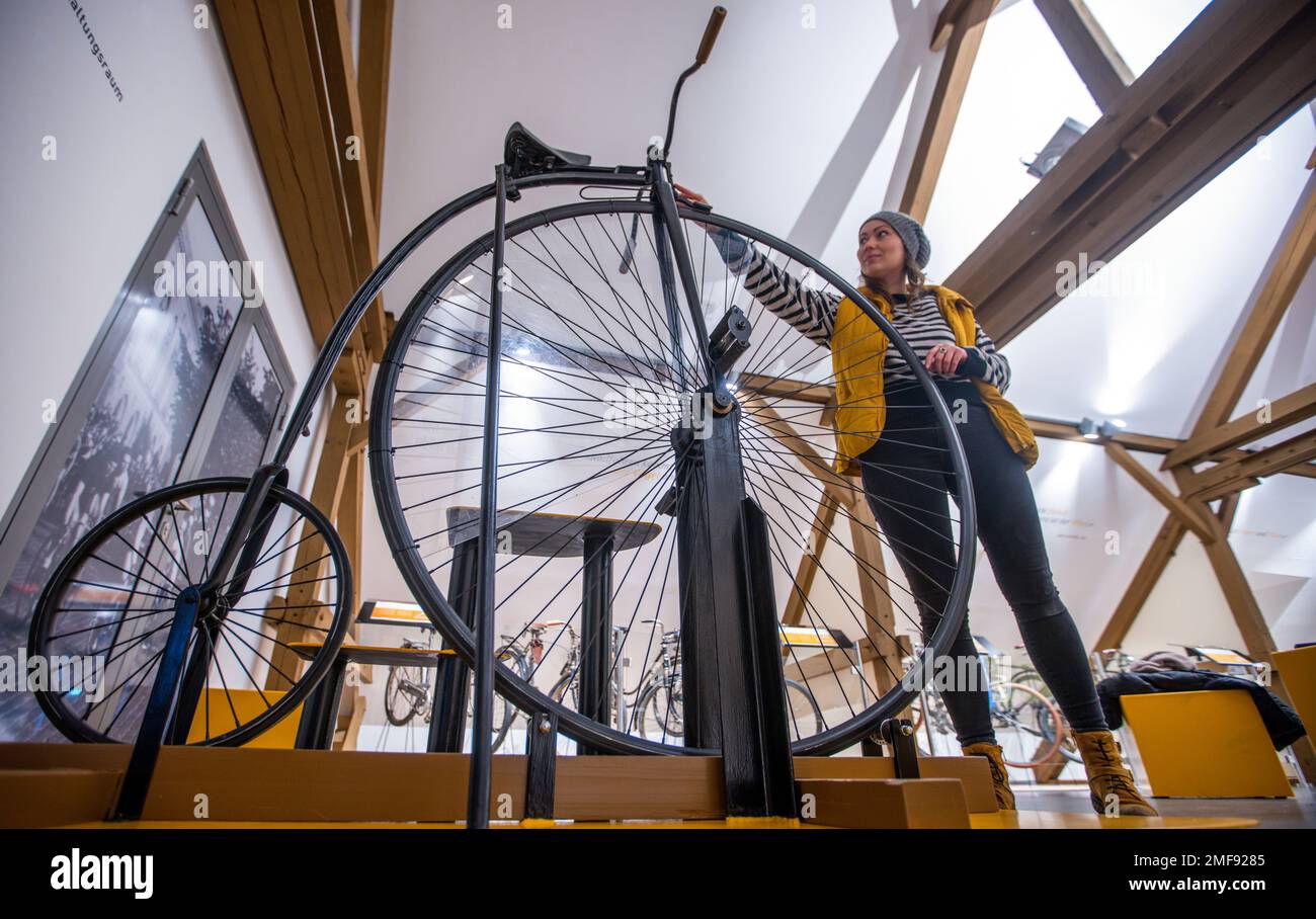 rennrad aufhängen wohnzimmer Borgen Wandhalterung horizontal, bis 18 kg Tragfähigkeit, schwarz | Rahmen und Fahrrad schonende Fahrradhalterung für die Wand PEGASUS PREMIO E10 SPORT 83023 Size:176