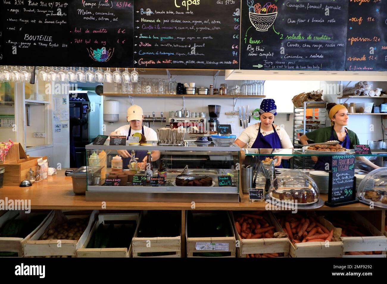 Das Restaurant Le Bichat mit Blick auf das Innere des Gebäudes, ein umweltfreundliches und vegetarisches Restaurant, das im 10. Arrondissement von Paris Speisen und Getränke aus biologischem Anbau und vom Bauernhof bis zum Tisch serviert Stockfoto