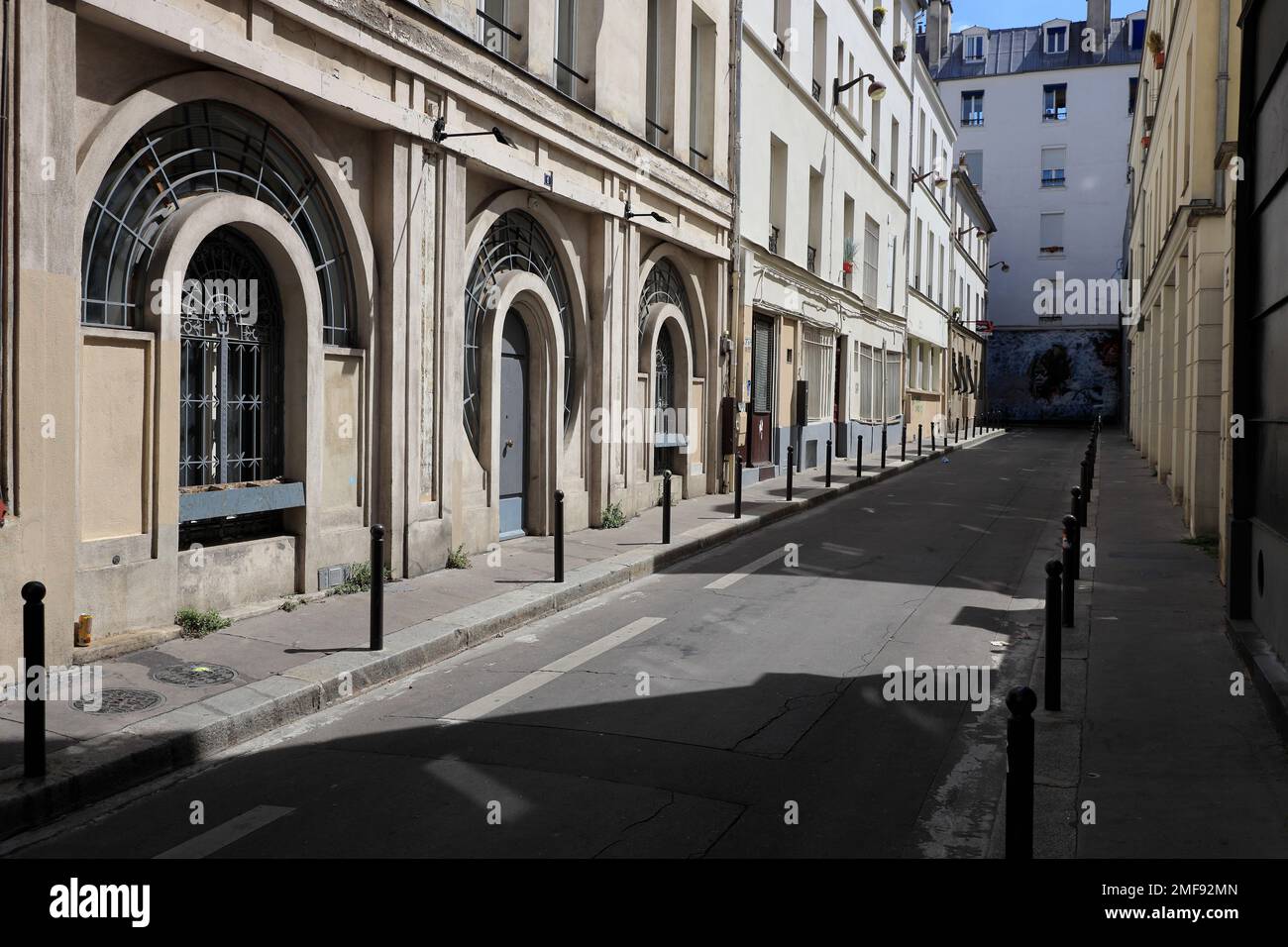 Historische Architekturen auf der Straße in Faubourg Saint-Antoine, 11. Arrondissement. Paris. Frankreich Stockfoto