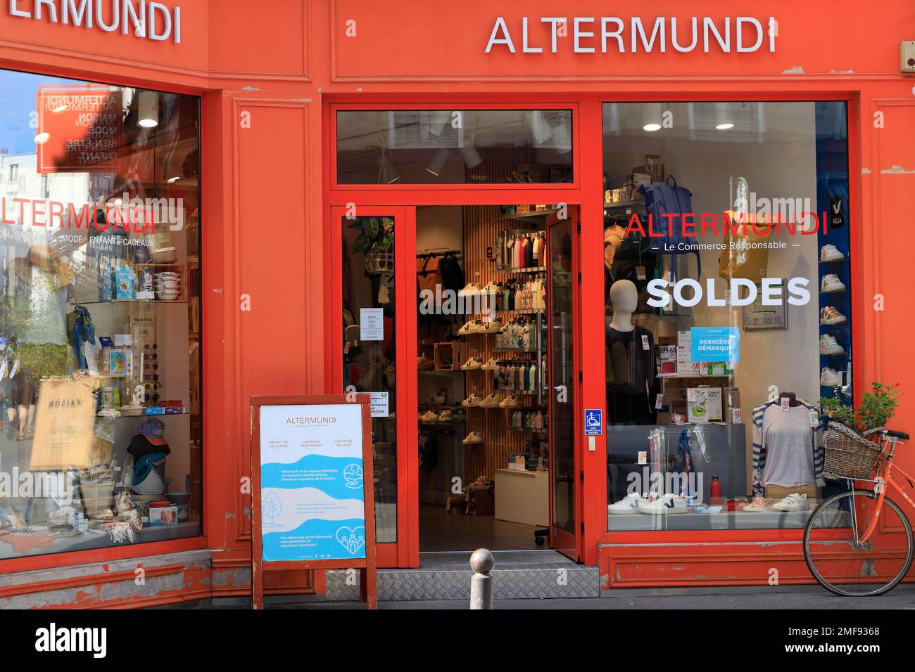 Das Fenster des Altermundi Boutique Stores, ein Ort, der nur Made in France, schicke, ethische und umweltfreundliche Produkte anbietet. Paris.Frankreich Stockfoto