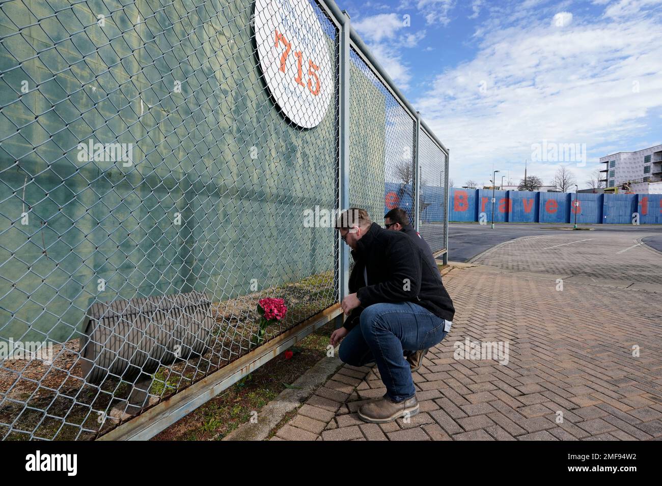 A man places flowers in front Hank Aaron's home run wall, left from when Atlanta's Fulton County Stadium was demolished, where Aaron hit his 715th home run on April 8, 1974,= to break the career home run record held by Babe Ruth. Hank Aaron died Friday, Jan. 22, 2021. He was 86. (AP Photo/John Bazemore) Stockfoto
