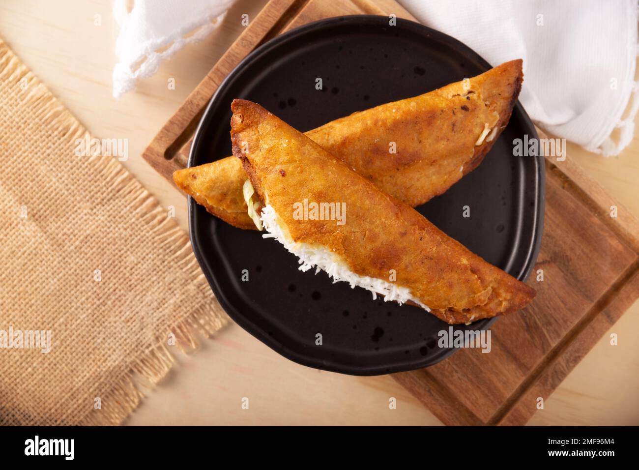 Quesadillas Fritas. Traditionelle mexikanische Vorspeise „garnacha“. Tiefgebratene handgemachte Maistortilla, die mit einer Vielzahl von Zutaten gefüllt werden kann, Stockfoto