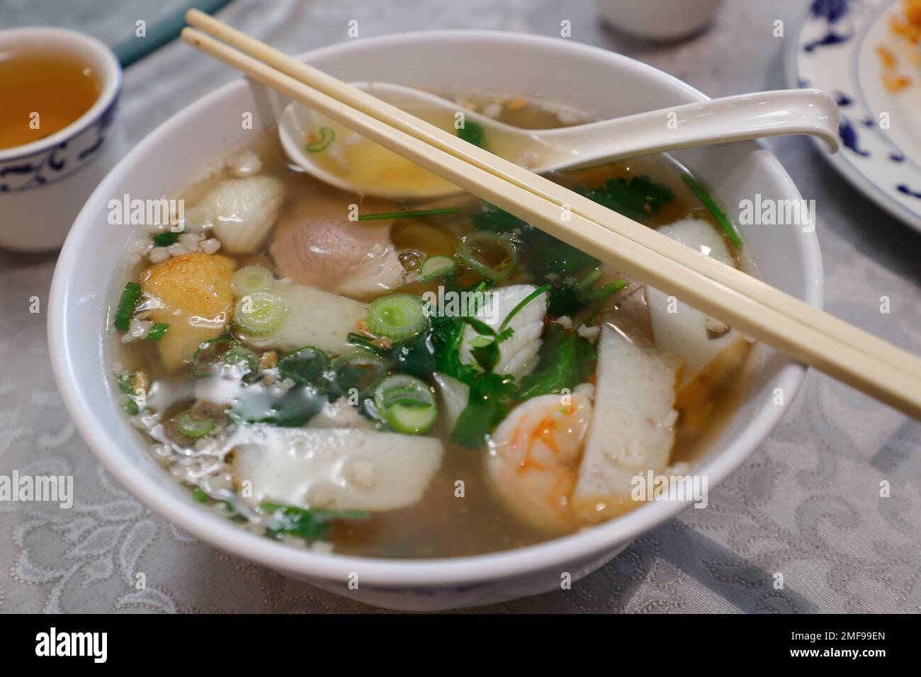 Eine Schüssel Phnom Penh Kuyteau eine kambodschanische chinesische Nudelsuppe, die in einem asiatischen Restaurant in Paris serviert wird Stockfoto