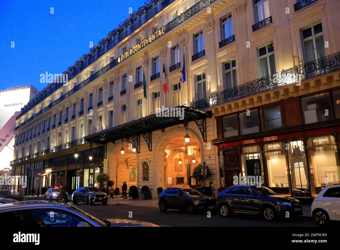 Das historische Le Grand Hotel A InterContinental Hotel in Paris bei Nacht Stockfoto