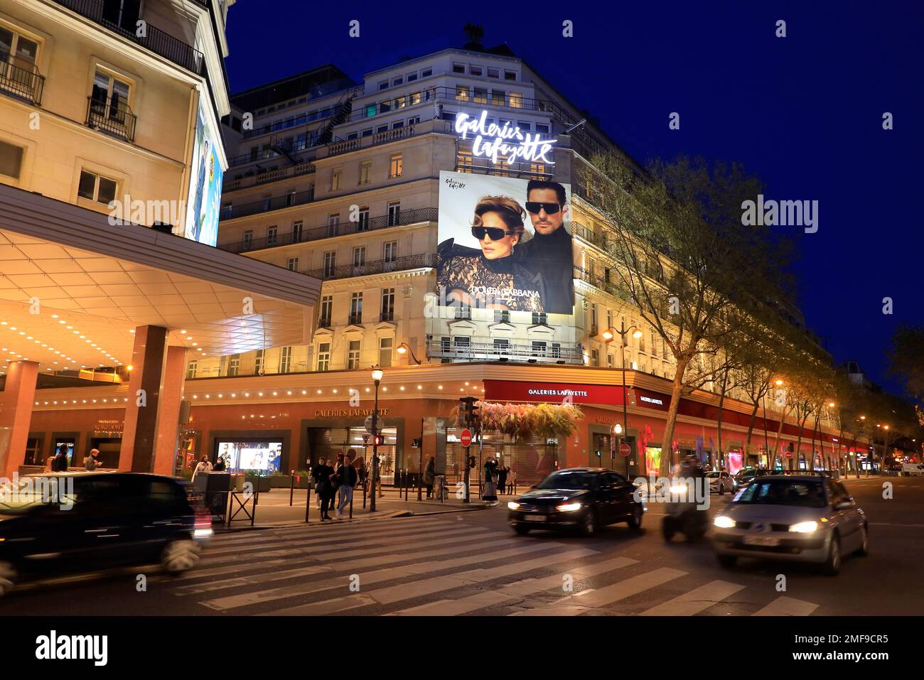 Nachtblick auf das Kaufhaus Galeries Lafayette Haussmann am Boulevard Haussmann. Paris. Frankreich Stockfoto