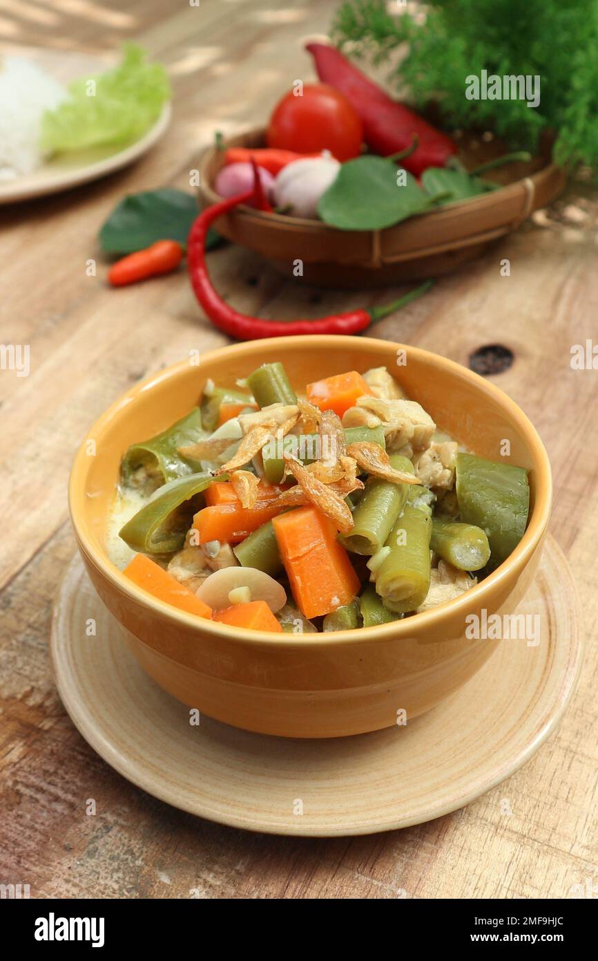 Gebratene Kichererbsen mit Karotten und Tempeh in einer Schüssel Stockfoto