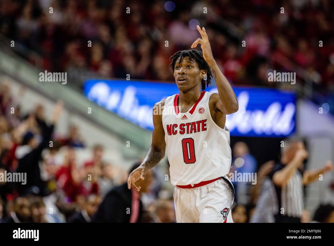 Raleigh, NC, USA. 24. Januar 2023. North Carolina State Wolfpack Guard Terquavion Smith (0) feiert nach einem drei-Punkte-Korb gegen die Notre Dame, die während der zweiten Hälfte des ACC Basketball-Matchups in der PNC Arena in Raleigh, NC, gegen die Iren kämpft. (Scott Kinser/Cal Sport Media). Kredit: csm/Alamy Live News Stockfoto