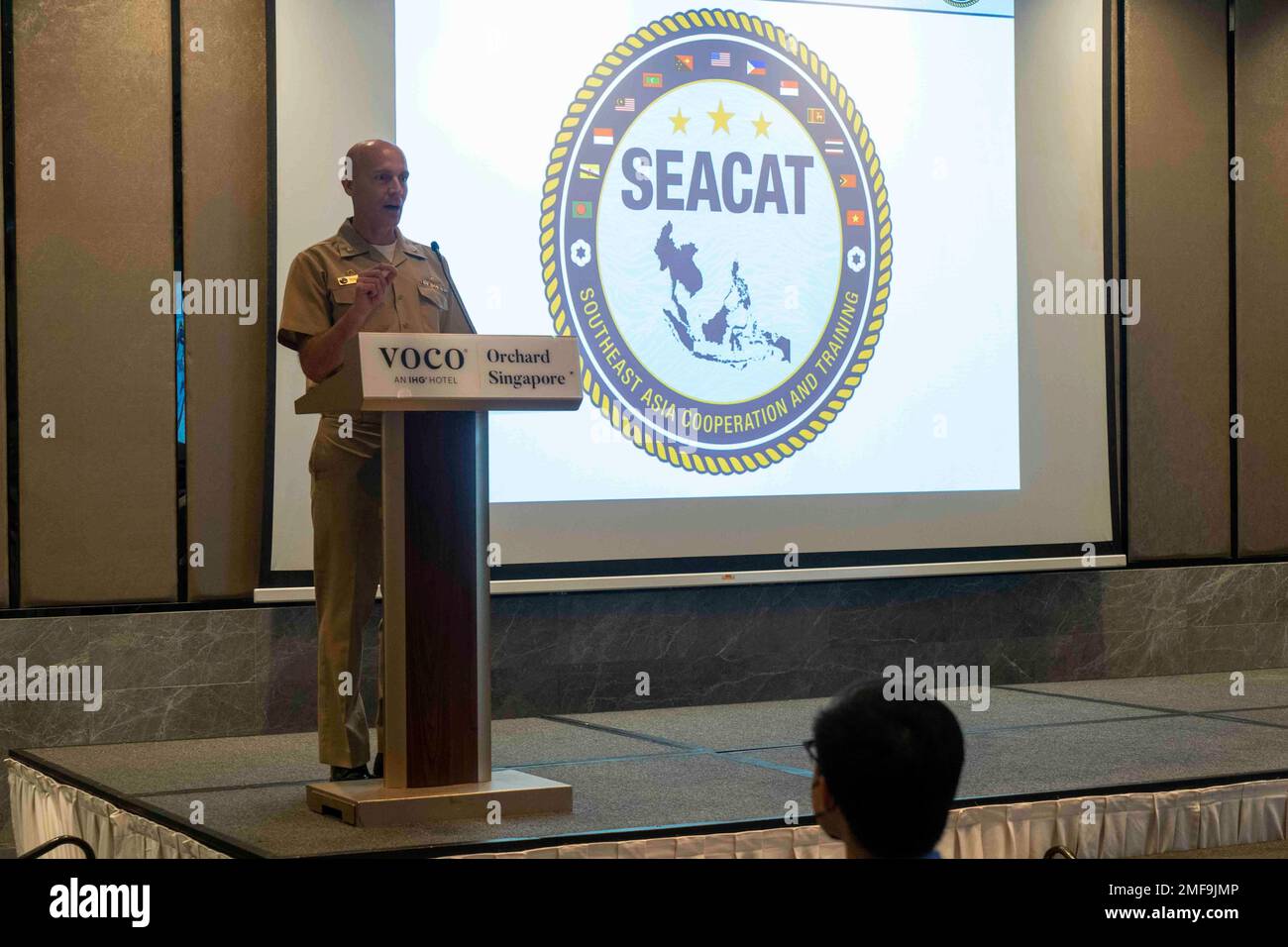 220818-N-JC800-0065 SINGAPUR (18. August 2022) – Kapitän Tom Ogden, kommodore, Destroyer Squadron (DESRON) 7, gibt Schlussworte zum Seminar zur Sensibilisierung für den maritimen Bereich während der Übung Südostasien Zusammenarbeit und Ausbildung (SEACAT) 2022 in Singapur, August 18. IM Jahr 21. ist SEACAT eine multilaterale Übung, die darauf abzielt, die Zusammenarbeit zwischen 21 teilnehmenden südostasiatischen Ländern zu verbessern und gegenseitige Unterstützung und ein gemeinsames Ziel zur Bewältigung von Krisen, Eventualitäten und illegalen Aktivitäten im maritimen Bereich zur Unterstützung eines freien und offenen Indopazifiks zu bieten. Stockfoto