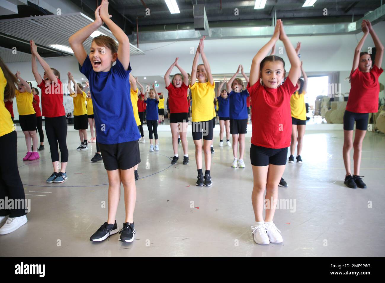 Sydney, Australien. 25. Januar 2023 Medienkonferenz an der Akademie für Musik und darstellende Künste (AMPA), 4/85 O'Riordan Street, Alexandria mit Paulini, Wer spielt die Erzählerin, wenn sie sich trifft, zum ersten Mal die 32 Sydney-Kinder, die in Andrew Lloyd Webber und Tim Rice als mehrfach preisgekröntes Musical Joseph und The Amazing Technicolor Dreamcoat aufgeführt wurden. Joseph hat eine Besetzung von 32 Kindern, um die NSW-Vorschriften zur Kinderbeschäftigung zu erfüllen. Acht Kinder erscheinen jede Nacht auf der Bühne. Kredit: Richard Milnes/Alamy Live News Stockfoto