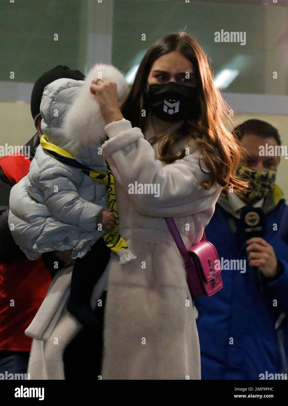 Amine Gulse, the wife of Mesut Ozil, former Germany midfielder, holding their daughter Eda, after the family arrived at the Ataturk Airport in Istanbul, early Monday, Jan. 18, 2021. Ozil, who is of Turkish descent, will look to reignite his career in Turkey after he left Arsenal to join Fenerbahce. (AP Photo) Stockfoto