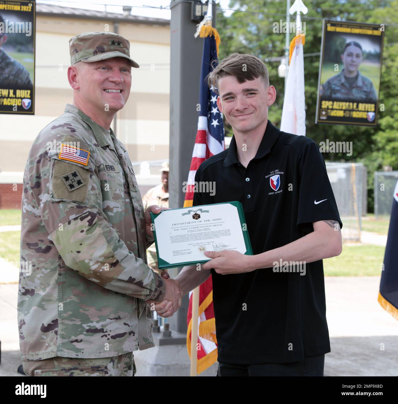 Generalmajor Darren Werner, stellvertretender stellvertretender General des Armeematerialkommandos, verleiht Sergeant Collin Roberts nach seiner Wahl für AMC's Best Squad während eines Mittagessens im Redstone Arsenal, Ala, im August 18 eine Army Commendation Medal. Roberts ist Militärpolizist bei der US Army Garrison-West Point, New York. Stockfoto