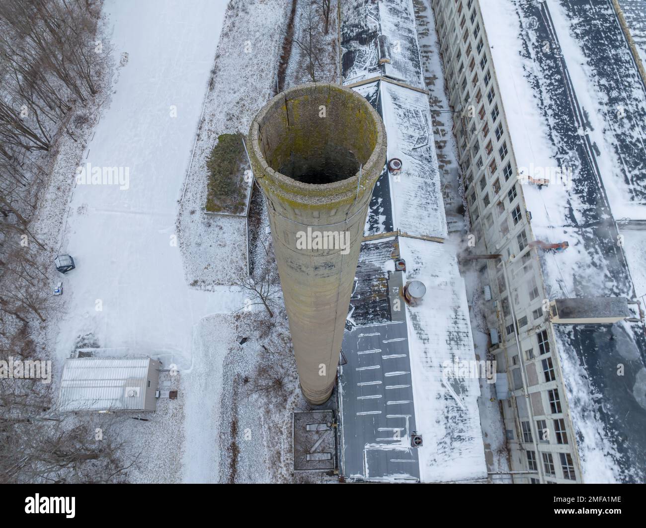 Winterdrohnenfoto eines verlassenen Industriefonenstapels. Stockfoto