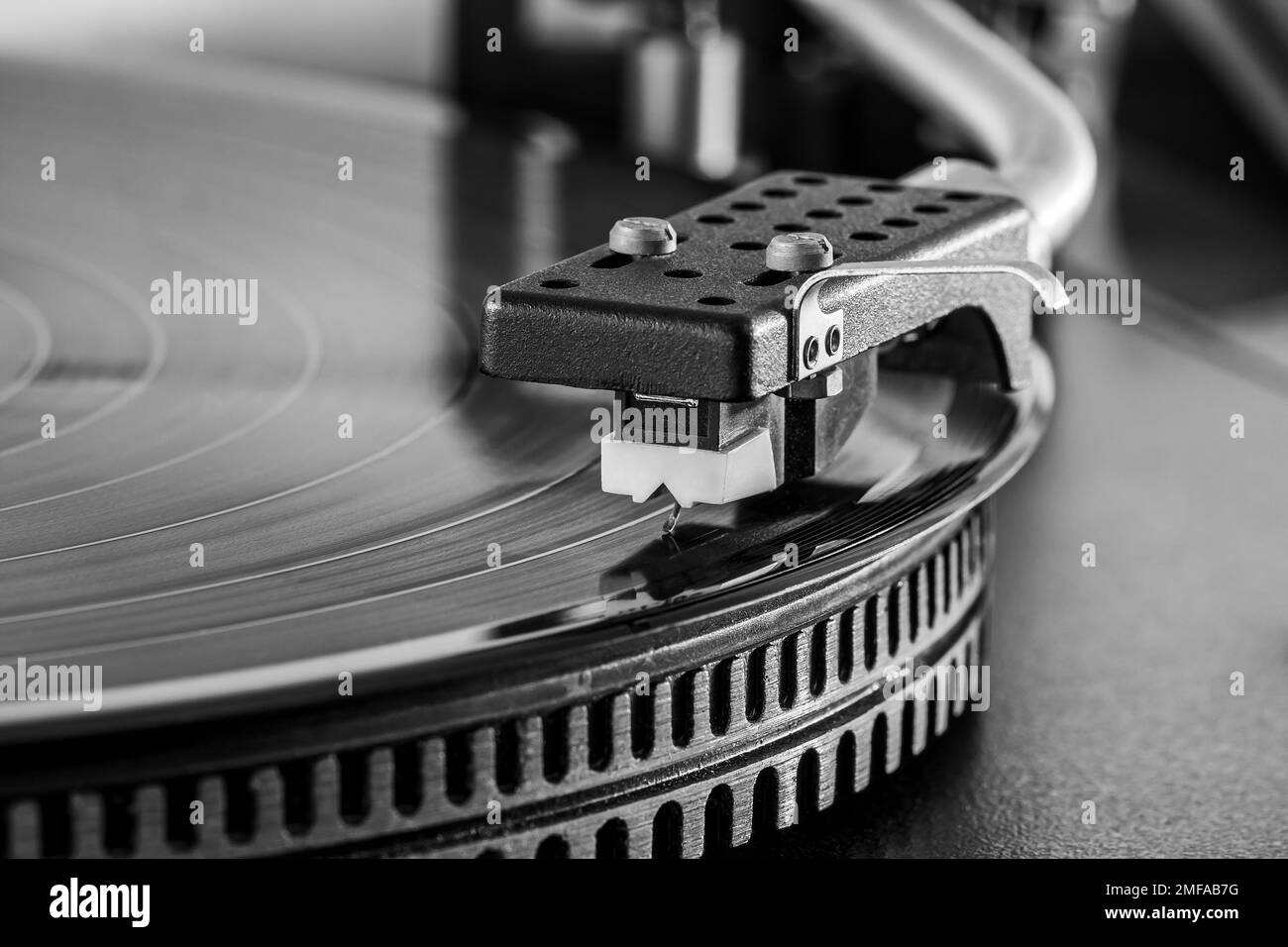 Analoger Stereo-Plattenspieler mit Schallplatten. Großansicht. Schwarzweiß. Stockfoto