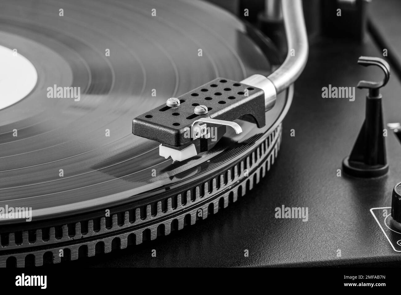 Plattenspieler aus Vinyl. Retro-Audioanlage für Vinylscheiben. Schwarzweißfoto. Stockfoto