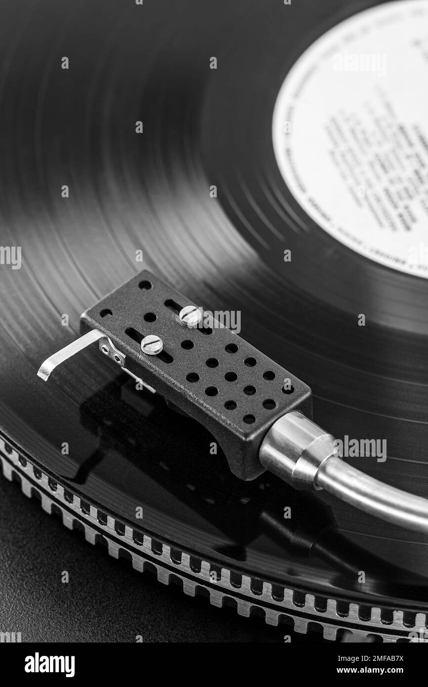 Schwarze Vinylplatte, die sich auf einem klassischen Stereo-Plattenspieler dreht Stockfoto