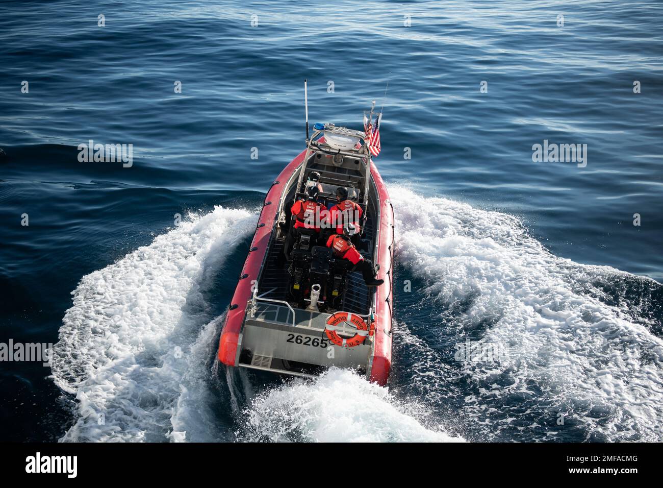 Die Bootsbesatzung eines 26-Fuß-Over-the-Horizon kleinen Bootes, das an USCGC Bear (WMEC 901) befestigt ist, ist bereit für die Abholung am Nordatlantik, 18. August 2022. Die Schiffsbesatzung hatte gerade zwei Stunden Ausbildung abgeschlossen, die es den Besatzungsmitgliedern ermöglichte, an ihren Qualifikationen zu arbeiten. Stockfoto