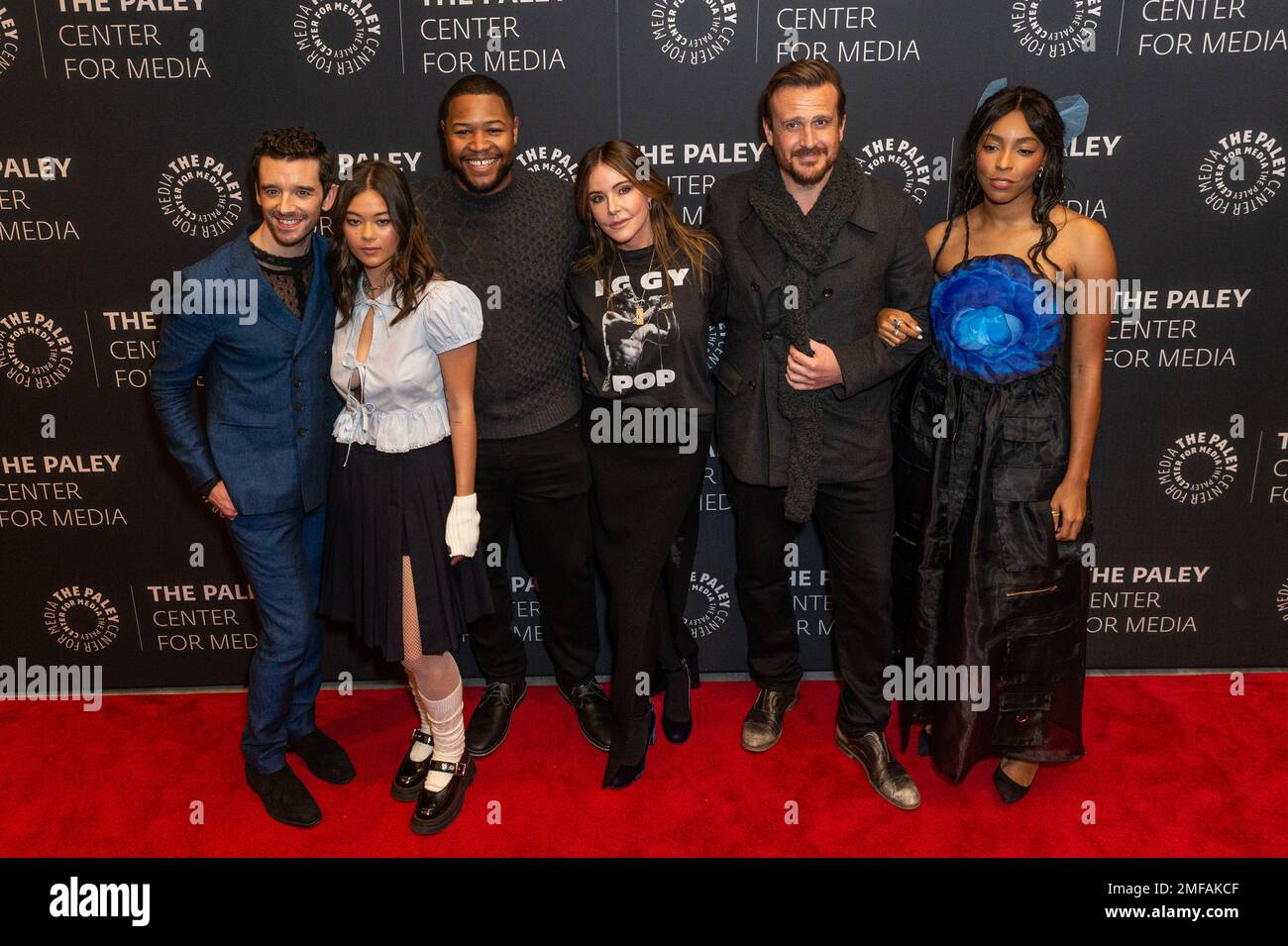 Michael Urie, Lukita Maxwell, Luke Tennie, Christa Miller, Jason Segel und Jessica Williams nehmen am 24. Januar 2023 im Paley Museum in New York an einer Sondervorführung von Apple TV+ Shrinking Teil Stockfoto