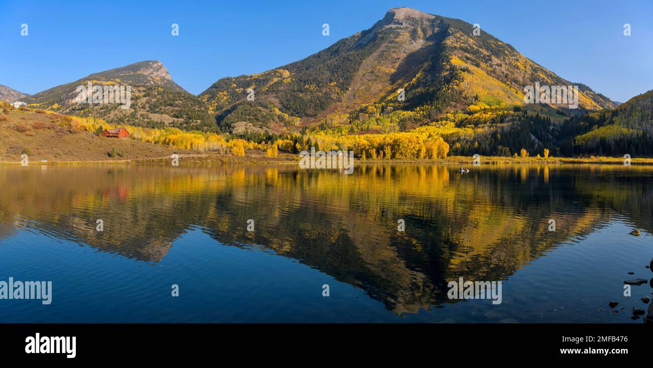 Herbst am Beaver Lake - ein Panoramablick auf den Whitehouse Mountain, der sich an einem sonnigen Herbstabend in Marble, Colorado, USA im ruhigen Beaver Lake spiegelt. Stockfoto