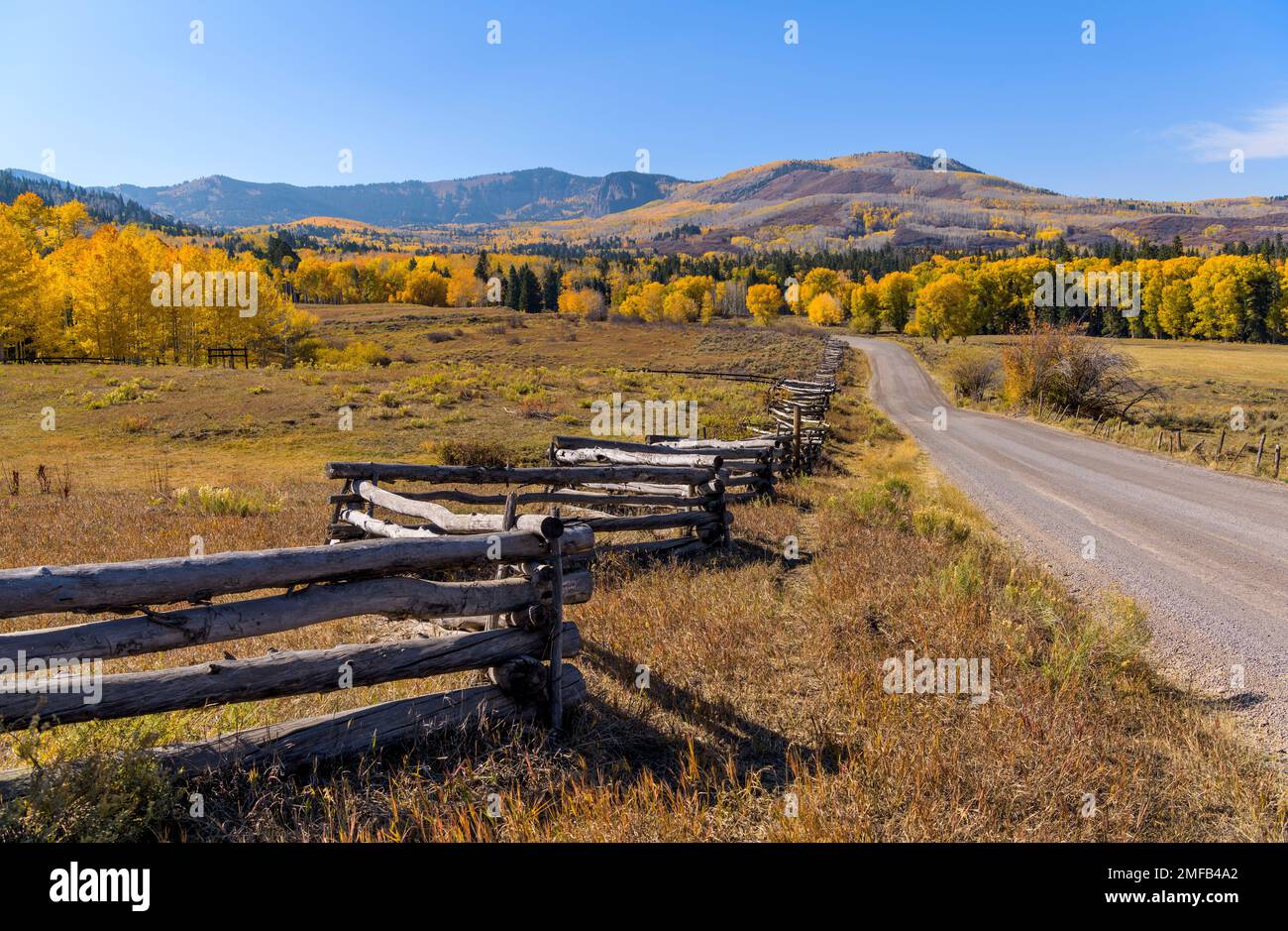 Herbstlandschaft: Die Owl Creek Pass Road, Ridgway, Colorado, USA, bietet einen Blick auf die farbenfrohen Hügel und das Ranch-Land. Stockfoto