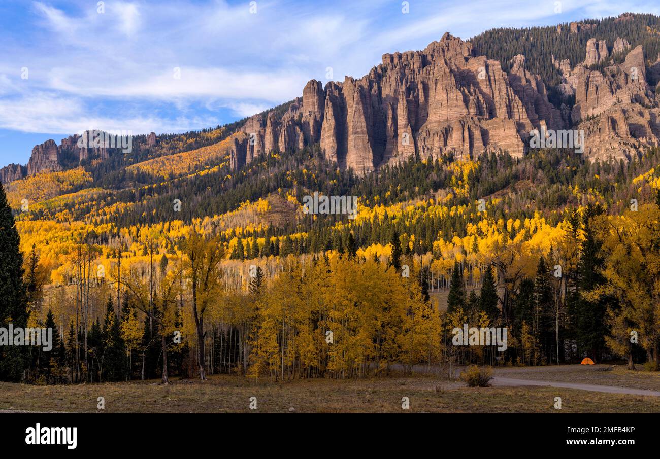 Herbst in High Mesa Pinnacles - die Owl Creek Pass Road, Ridgway, CO, USA, bietet einen abendlichen Blick auf eine zerklüftete Bergkette, auch bekannt als High Mesa Pinnacles. Stockfoto