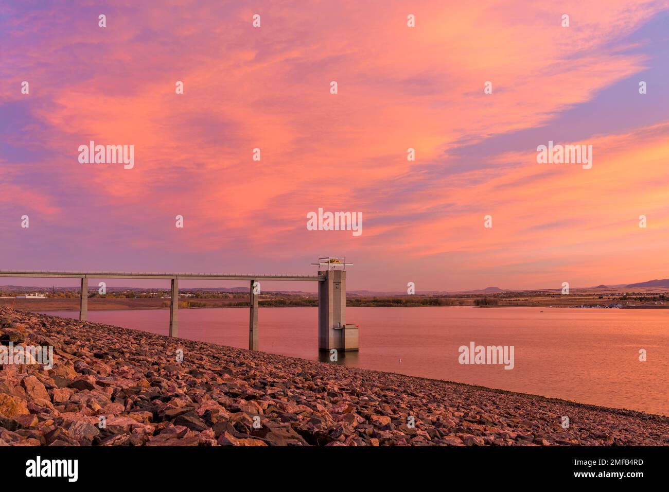 Sunset Chatfield - farbenfrohe Wolken im Herbst über dem Chatfield Reservoir. Denver-Littleton, Colorado, USA. Stockfoto