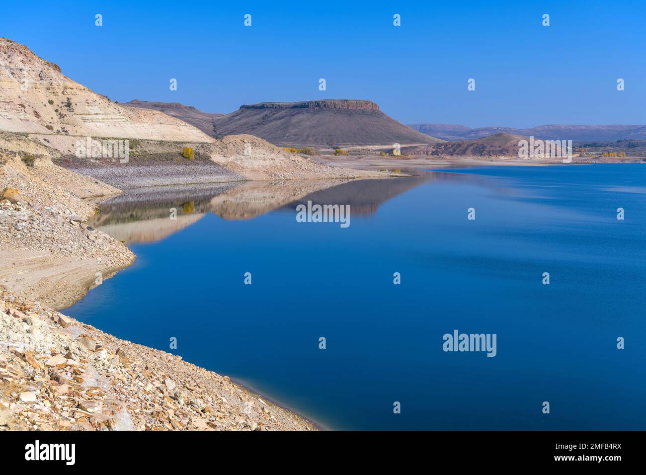 Blue Mesa - das Blue Mesa Reservoir im Curecanti National Recreation Area, Gunnison, Colorado, USA, bietet einen Blick auf den Herbst. Stockfoto