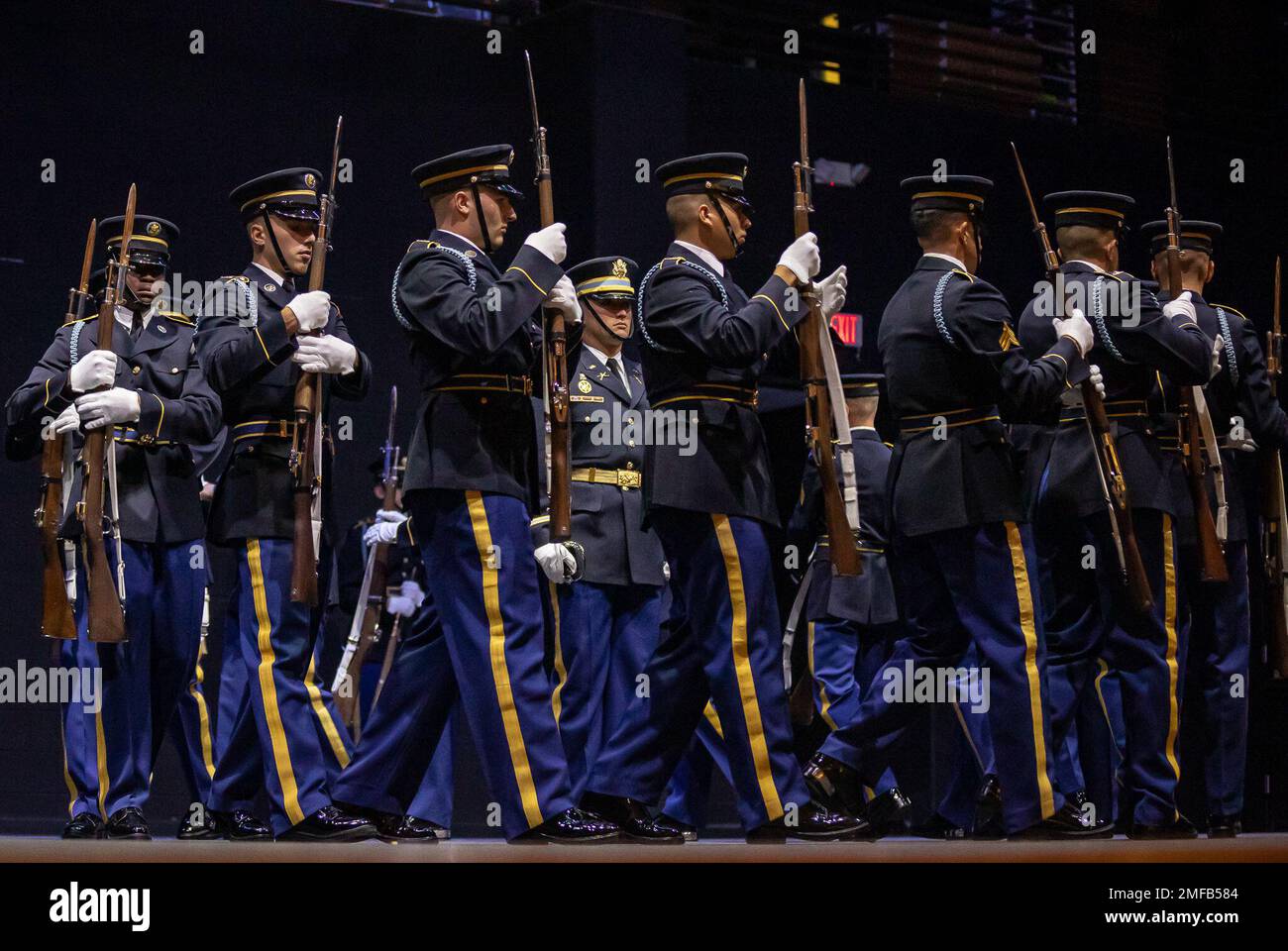 Das US Army Drill Team tritt am 18. August 2022 bei einer „Meet Your Army“-Veranstaltung des Army Futures Command vor einem vollgepackten Haus von aufgeregten Studenten der John B. Connally High School in Austin, TX, auf Stockfoto