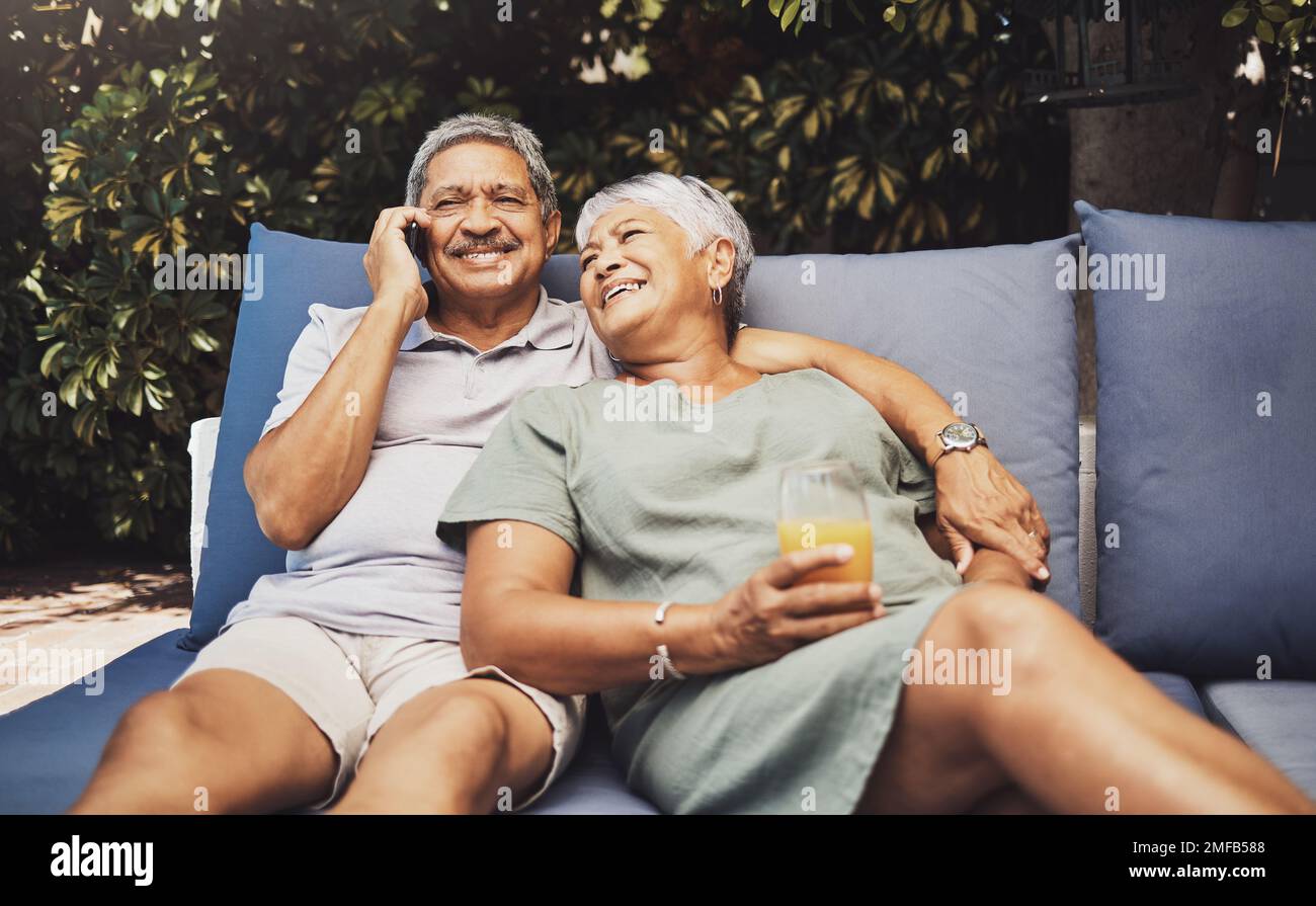 Telefonate, Senioren und Senioren entspannen sich in der Outdoor Lounge für Sommerurlaub, Urlaub und Investitionen. Gesunde, Liebe und ältere Menschen in Stockfoto