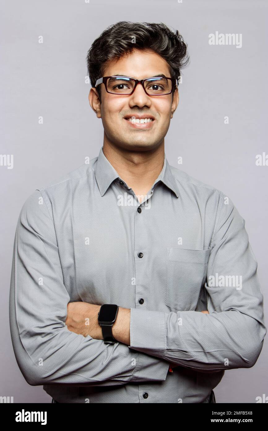 Zuversichtlicher und zuverlässiger indischer Geschäftsmann, der Vertrauen und Professionalität in Corporate Branding oder Customer Support symbolisiert, Finanzberater Invester Stockfoto