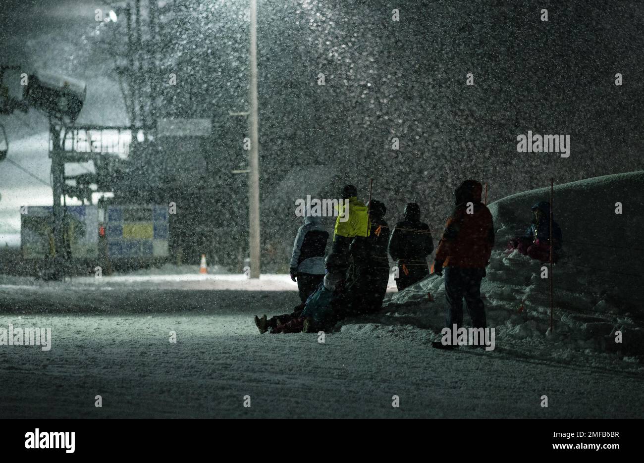 Leute stehen in Blizzard, New Hampshire Stockfoto