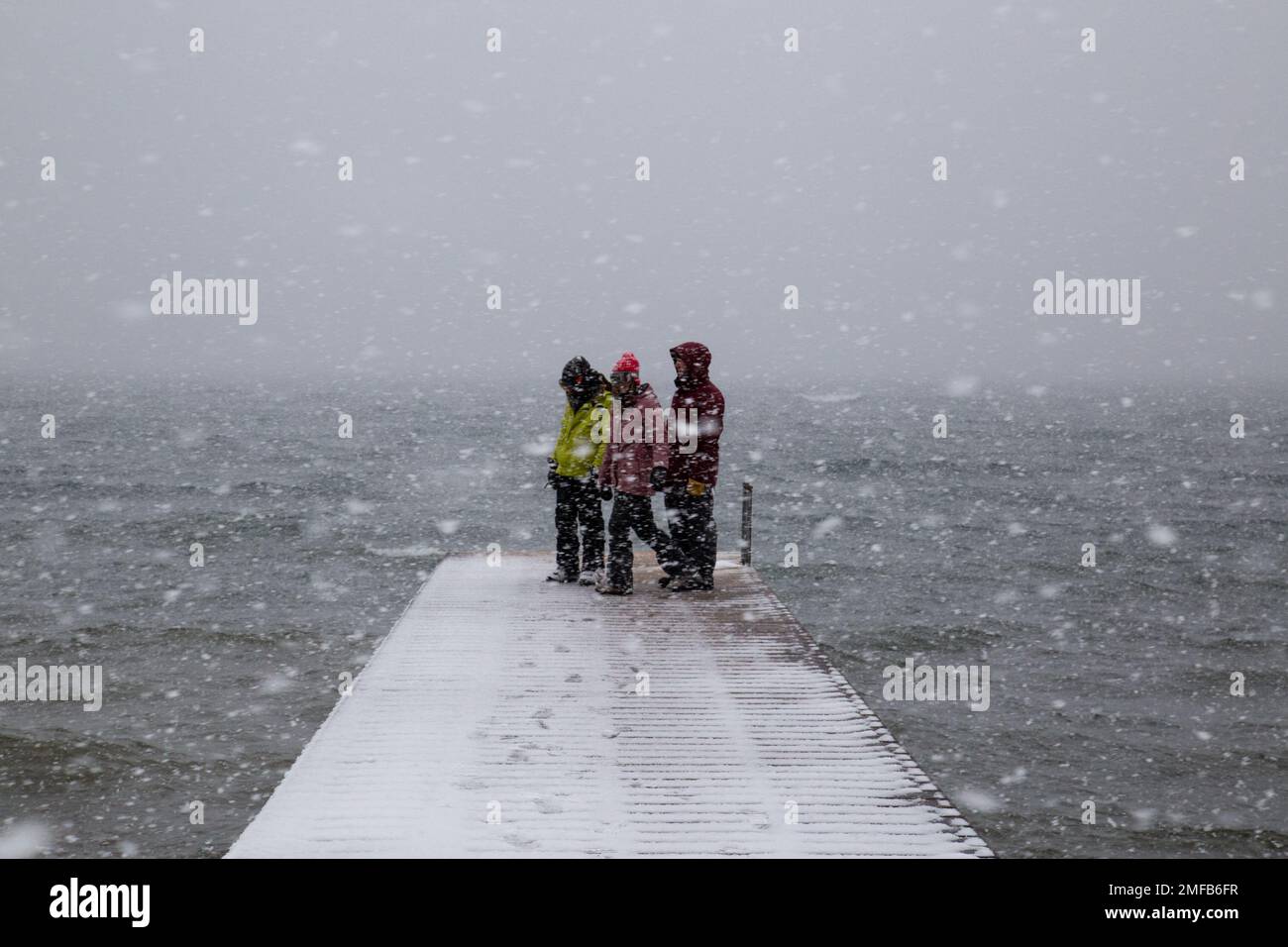 Leute am Dock in Schneesturm - Kalifornien Stockfoto