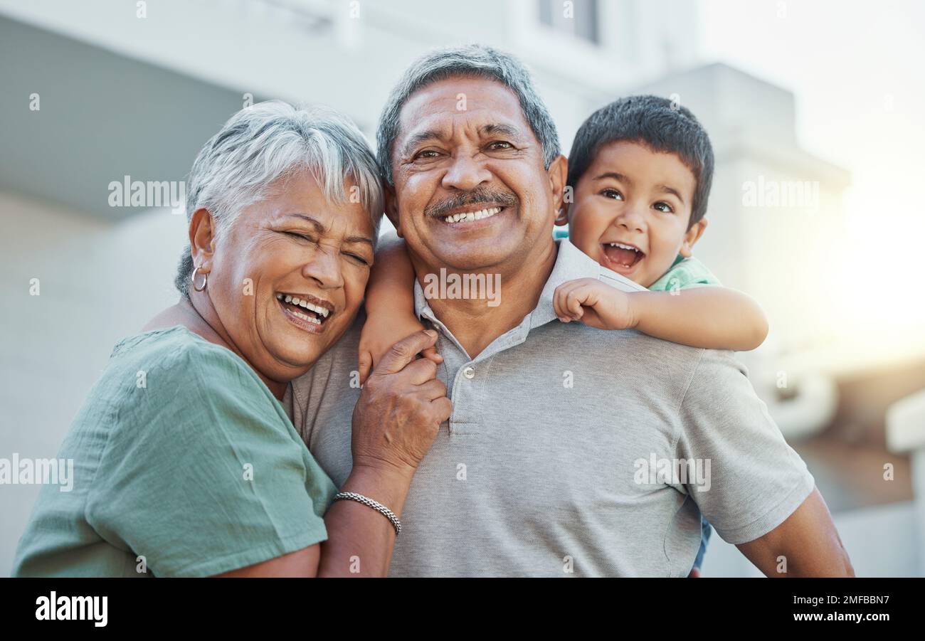 Großeltern, Umarmung und Kind mit Lächeln für einen schönen Urlaub oder Wochenendausflug mit älteren Menschen im Haus. Porträt von Oma und Opa Holding Stockfoto