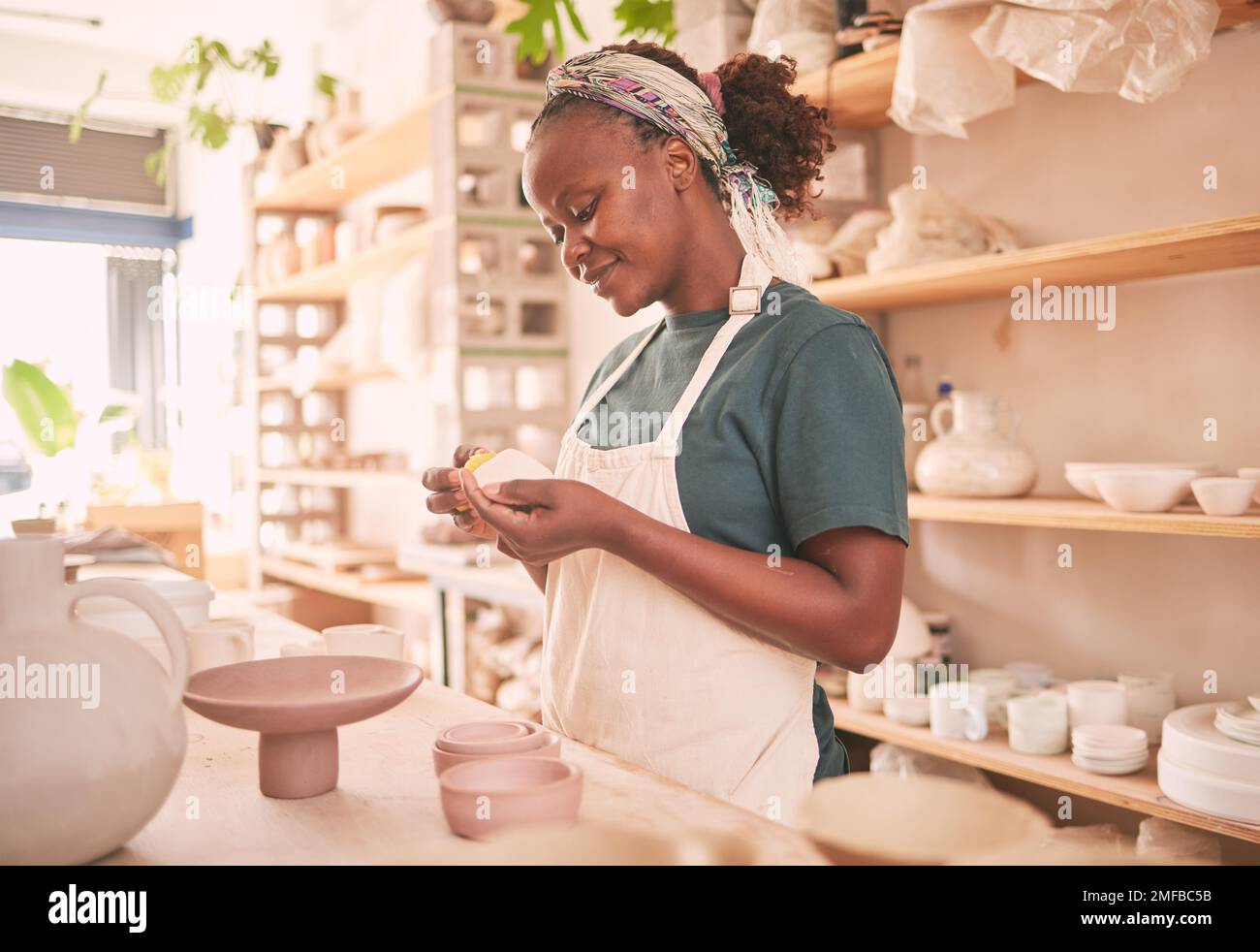 Töpferei, Handwerk und schwarze Frau, die mit Ton für ihr kleines Unternehmen kreative Werkstatt kreiert. Kreativität, Handwerk und afrikanische Töpferin Stockfoto