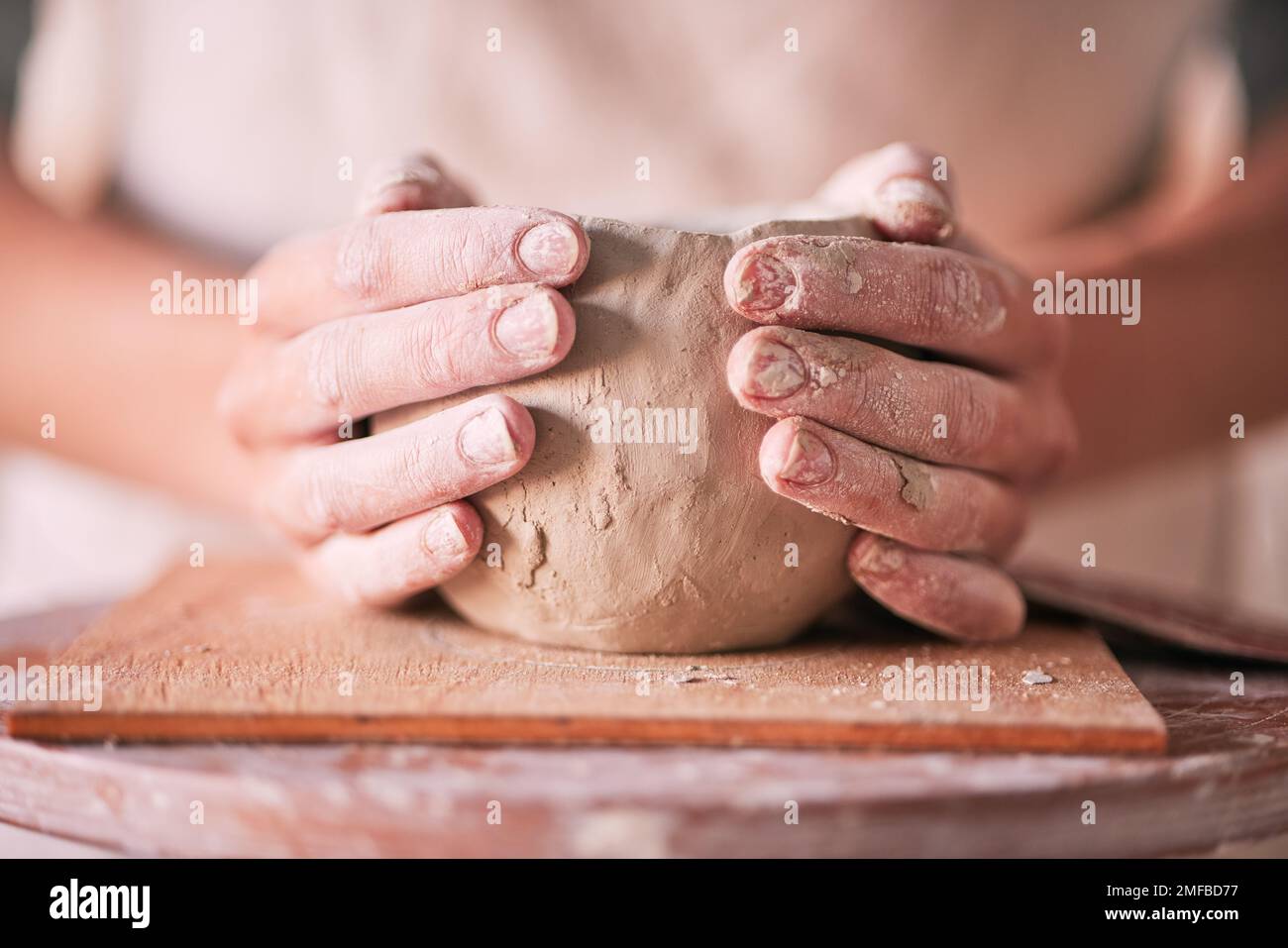 Kreativität, Töpferei und Design mit Frauenhänden im Werkstattstudio für Schimmel, Keramik und Kunst. Ton, Skulptur und Produktion mit Kunsthandwerkerin Stockfoto