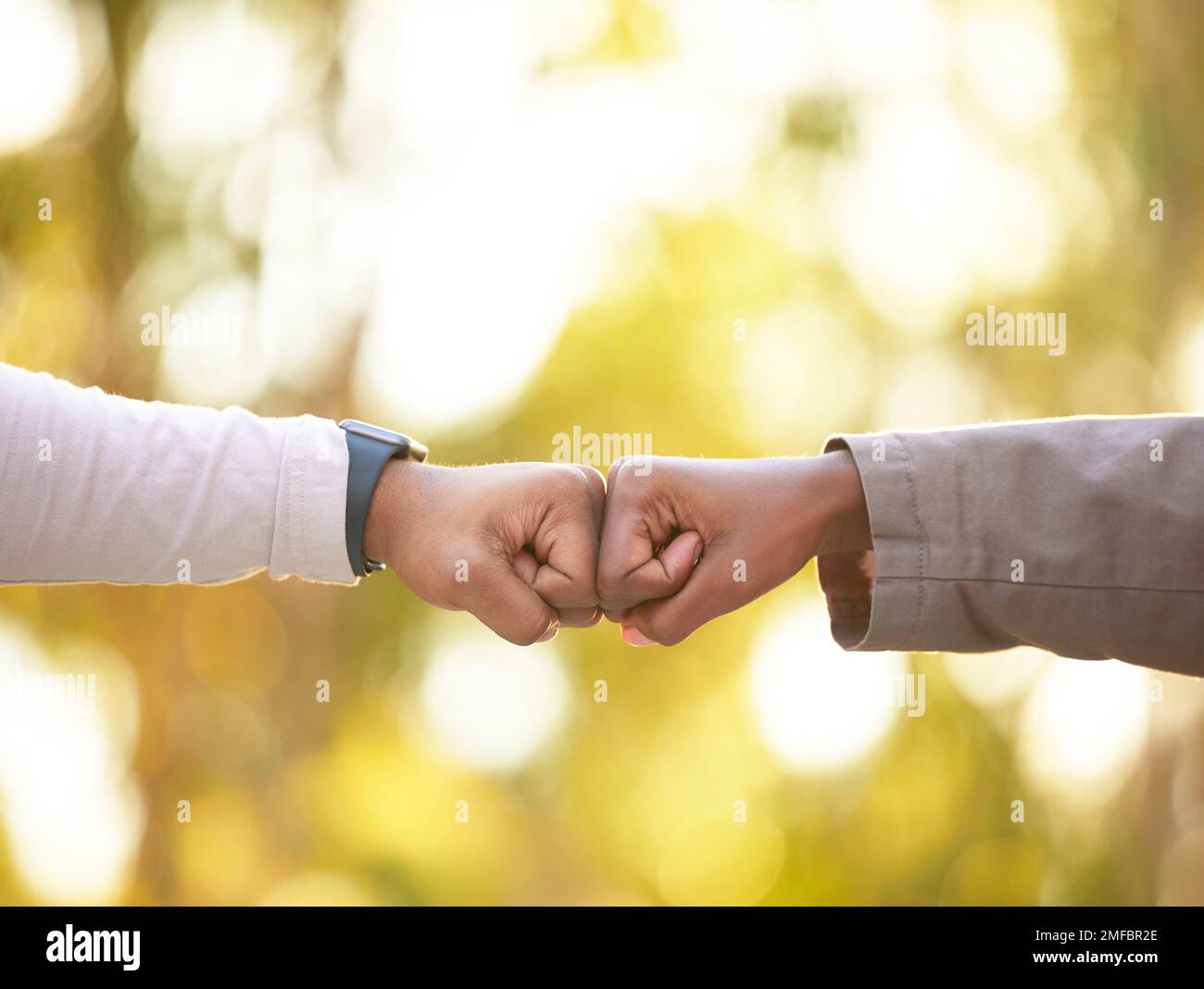 Faustschlag in der Natur, Nahaufnahme und Freunde zeigen Unterstützung, Solidarität oder Partnerschaft für den Sieg, gemeinsam gewinnen oder Engagement. Menschen, draußen oder Hand Stockfoto