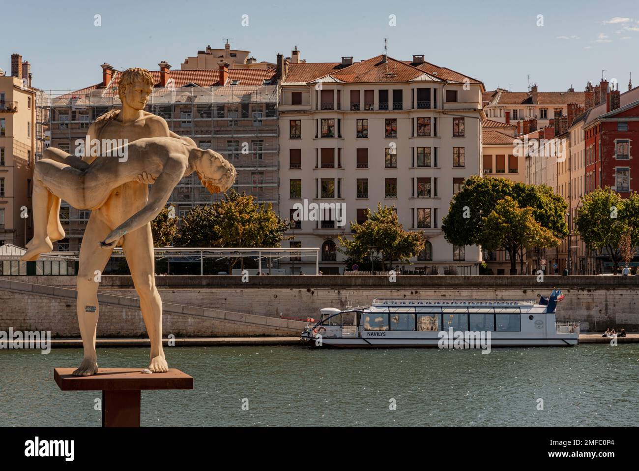 Eigengewicht in Lyon, Frankreich, mit Flussboot im Hintergrund Stockfoto