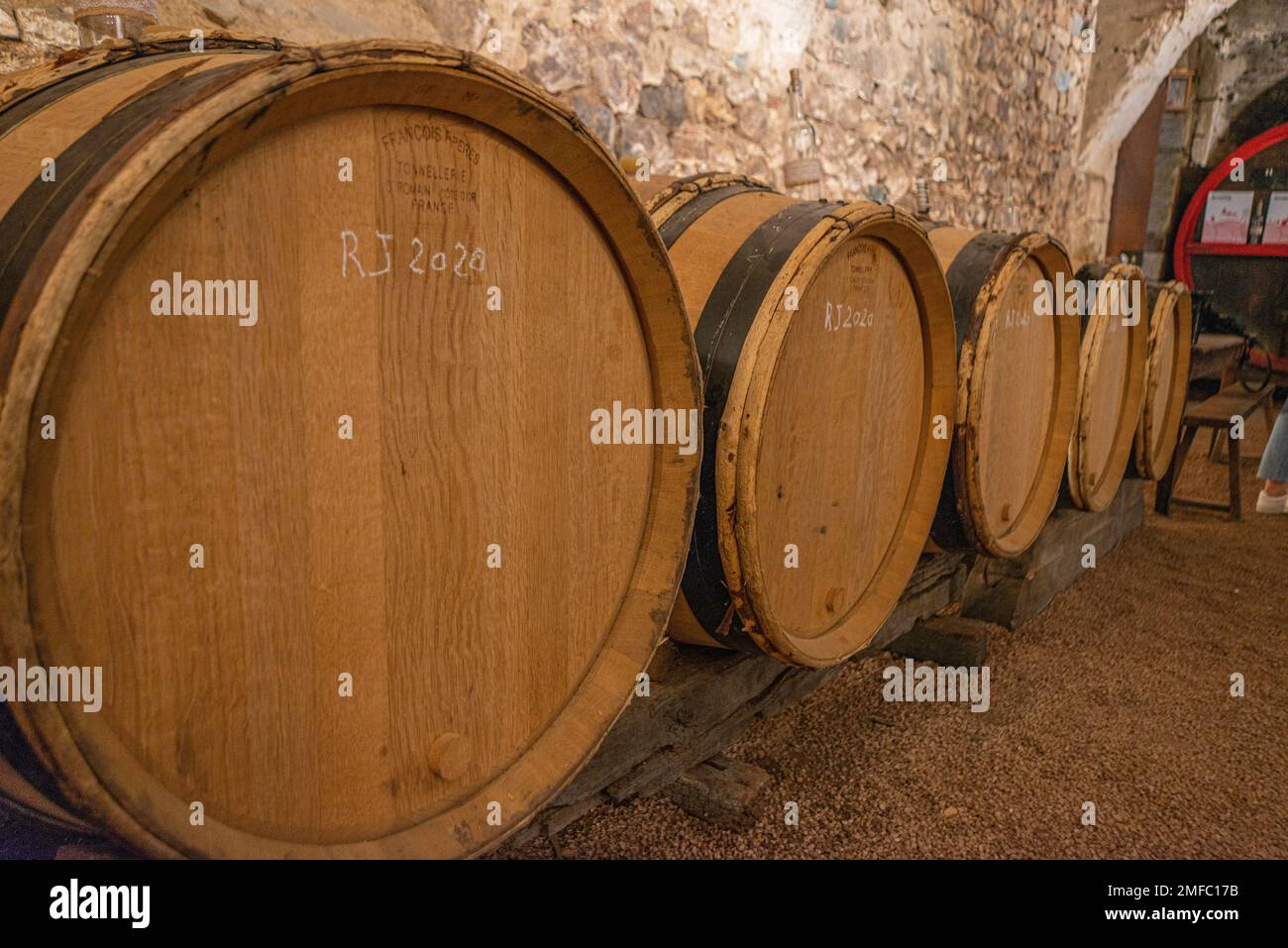 Französische Weinfässer in einer Weinhöhle Stockfoto