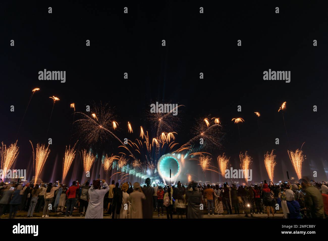 Die Menge feiert und sieht sich das Feuerwerk an Stockfoto