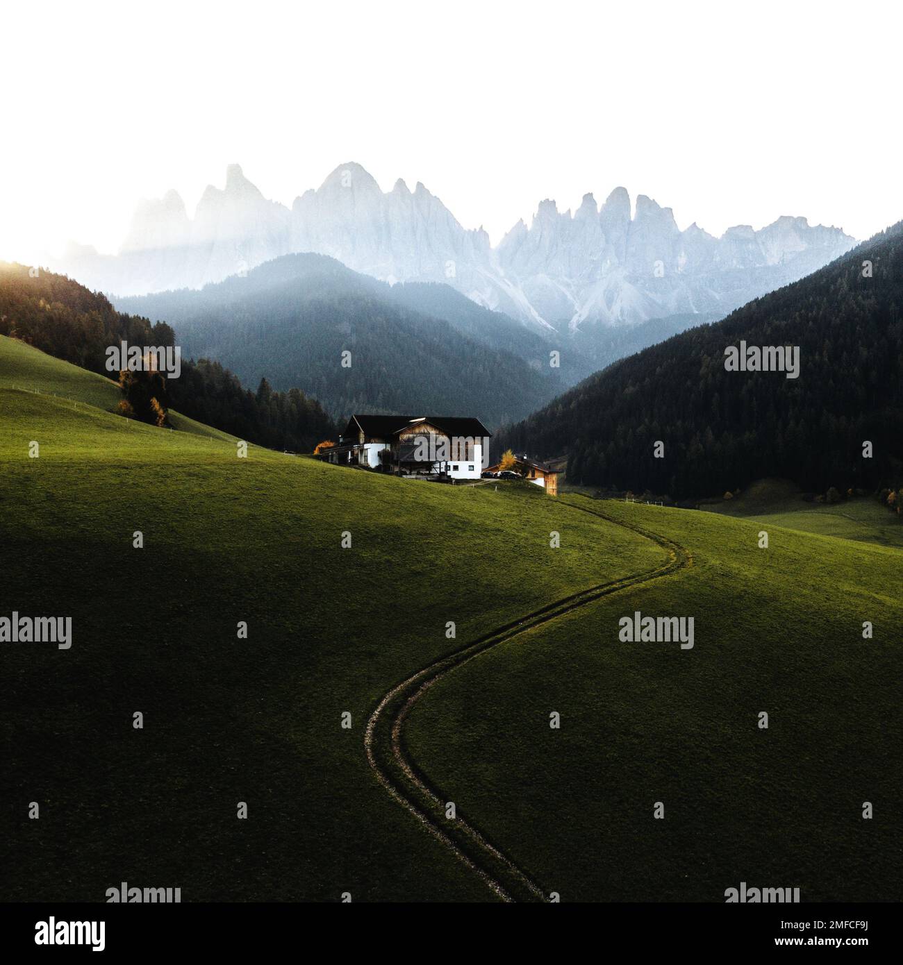 Landschaft der Dolomiten bei Sonnenaufgang, Südtirol, Italien. Flughintergrund. Stockfoto